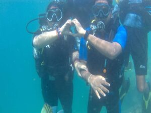 the couple travelers from Delhi scuba diving in Havelock island